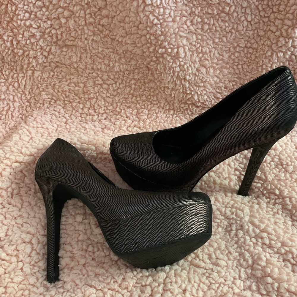 Jessica Simpson gold and black pumps